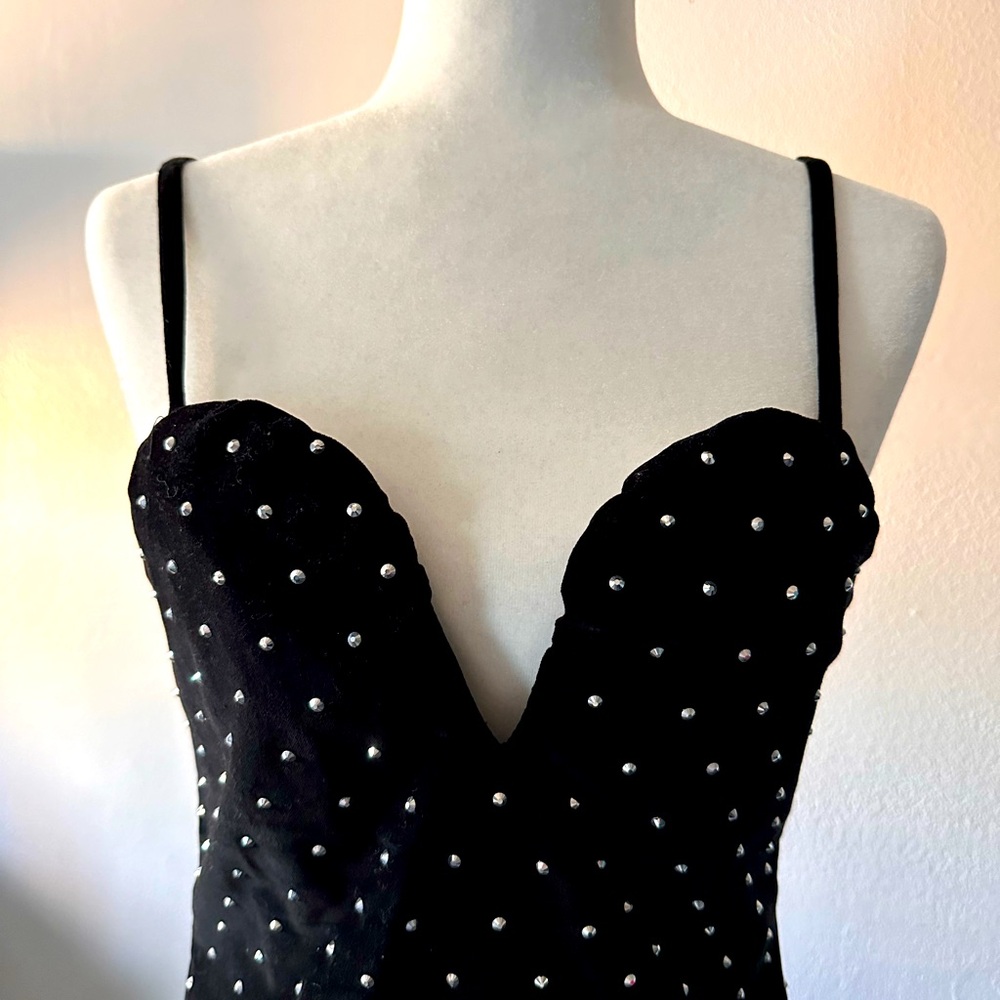 Black velvet mini dress perfect for the holiday season. Size 4. Like new